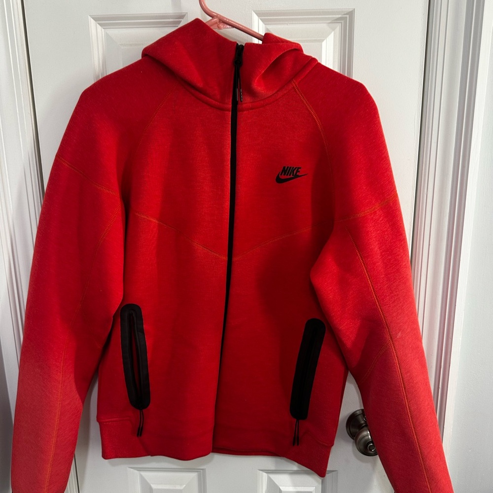 Small red men’s Nike tech